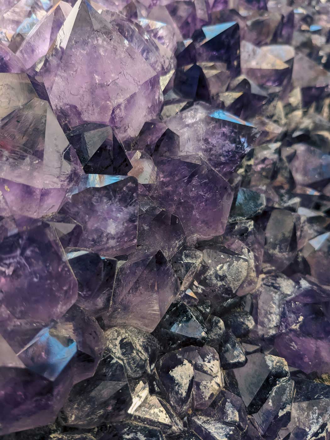 Un cristal violet en gros plan